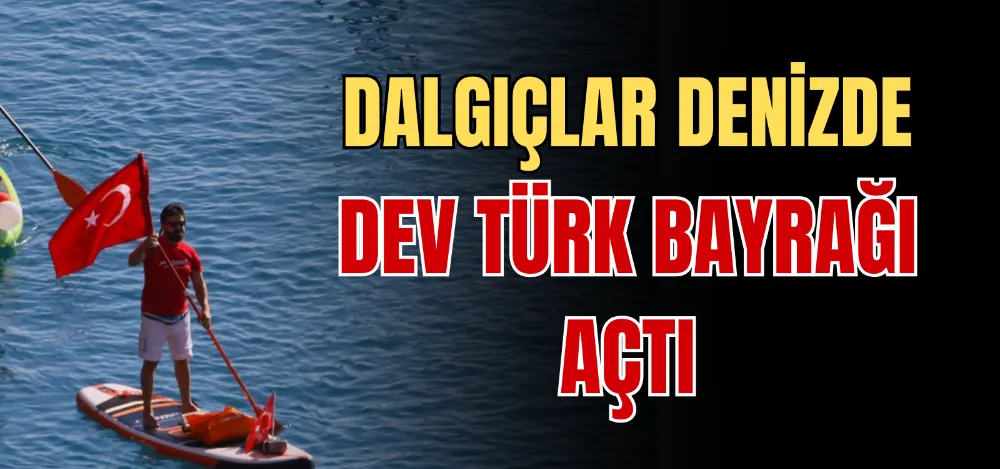 DALGIÇLAR DENİZDE DEV TÜRK BAYRAĞI AÇTI 