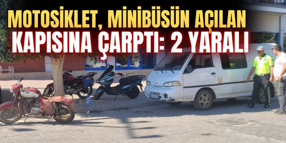 MOTOSİKLET, MİNİBÜSÜN AÇILAN KAPISINA ÇARPTI: 2 YARALI