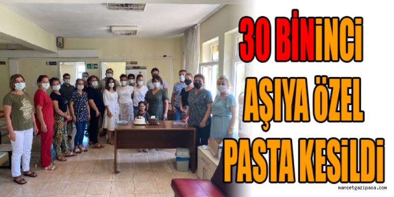 30 BİNİNCİ DOZA PASTALI KUTLAMA