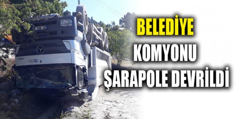 BELEDİYE KAMYONU ŞARAMPOLE DEVRİLDİ