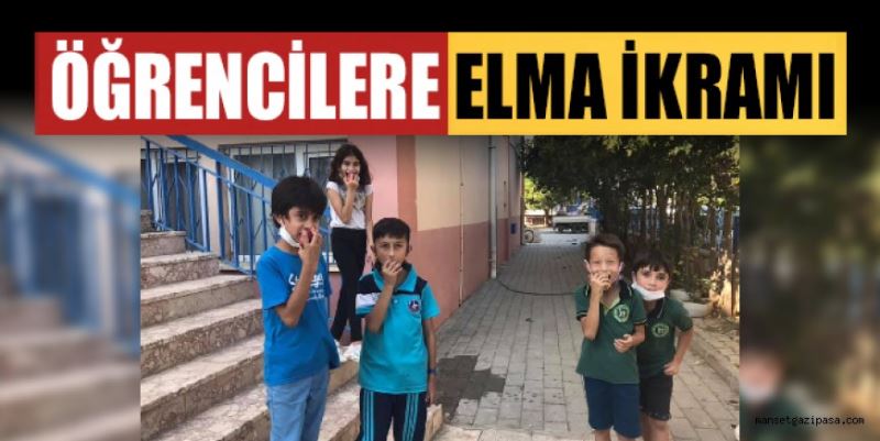 ÇOCUKLARA ELMA İKRAMI