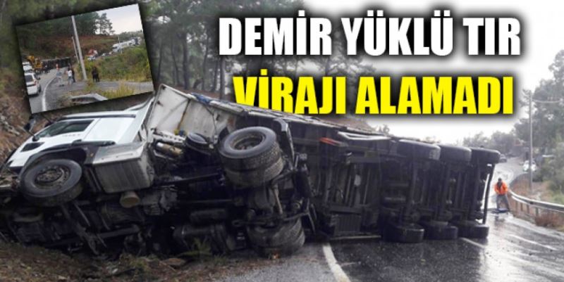 DEMİR YÜKLÜ TIR VİRAJI ALAMADI