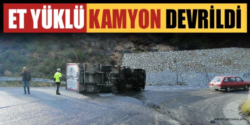 ET YÜKLÜ KAMYON DEVRİLDİ