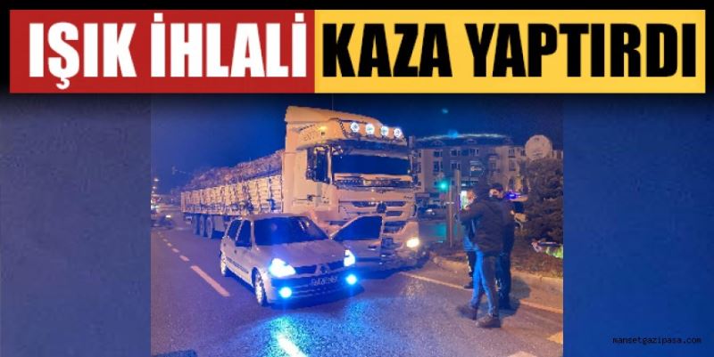 HAMİLE KADININ BULUNDUĞU OTOMOBİLE TIR ÇARPTI