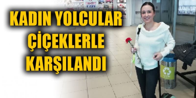 KADIN YOLCULARA  KARANFİLLİ KARŞILAMA