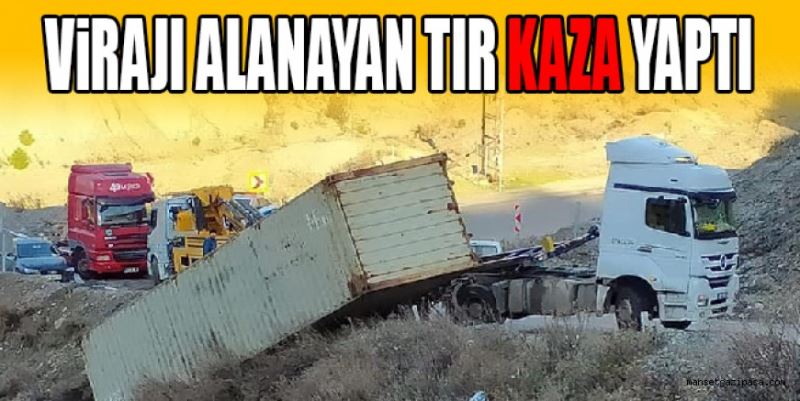 Kaza yapan TIR yolu kapattı