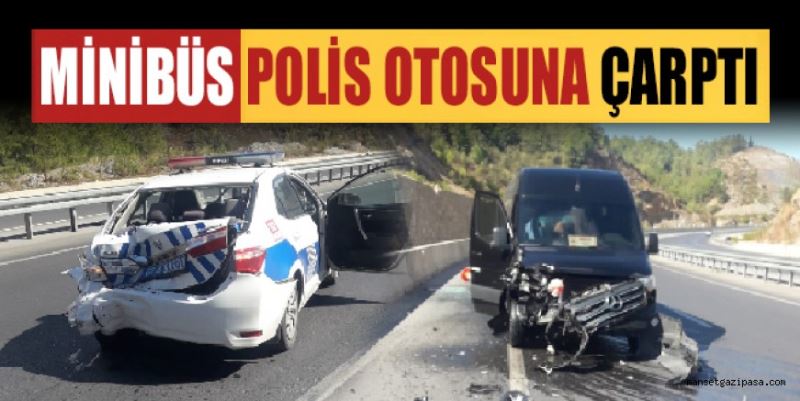 MİNİBÜS POLİS OTOSUNA ÇARPTI