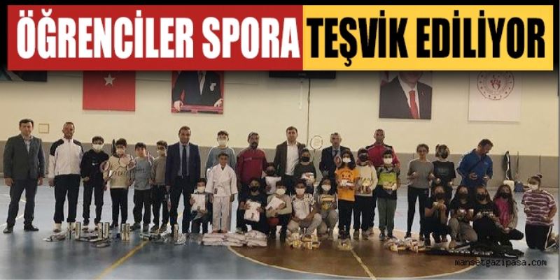 ÖĞRENCİLERE SPOR EKİPMANLARI TESLİM EDİLDİ