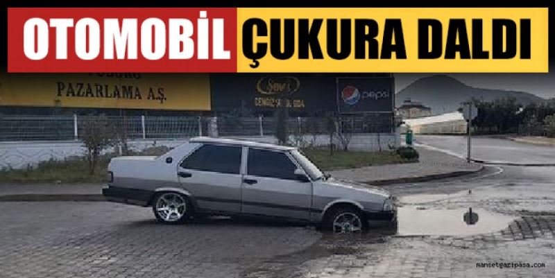 OTOMOBİL PATLAYAN SU BORUSUNUN OLUŞTURDUĞU ÇUKURA GİRDİ